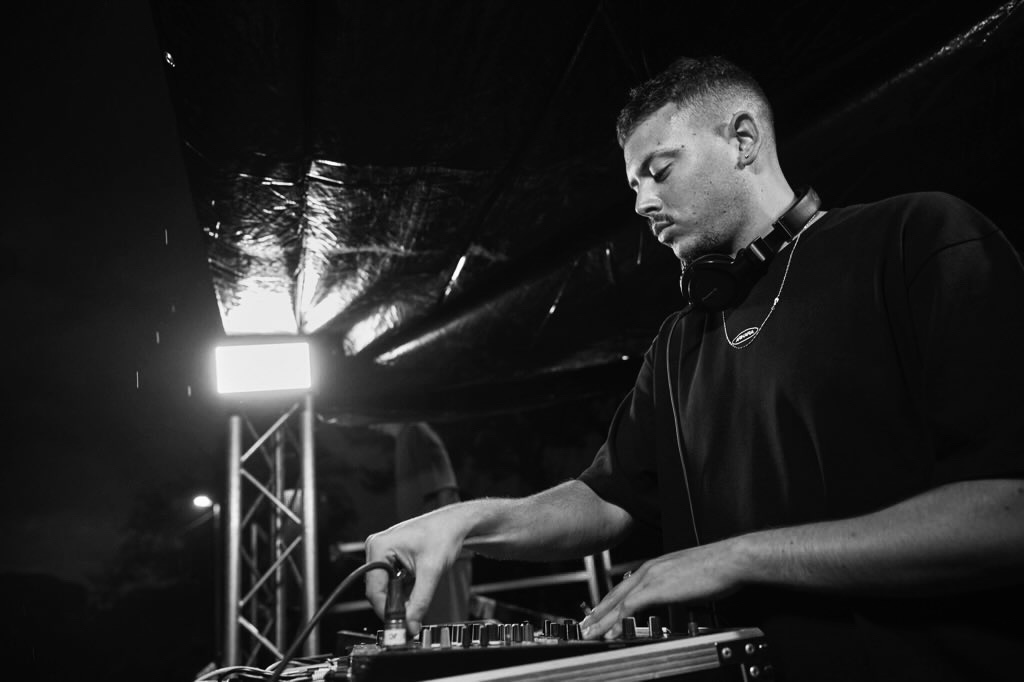 ABERCI performing a DJ set in a premium club with Afro House and Deep House atmosphere
